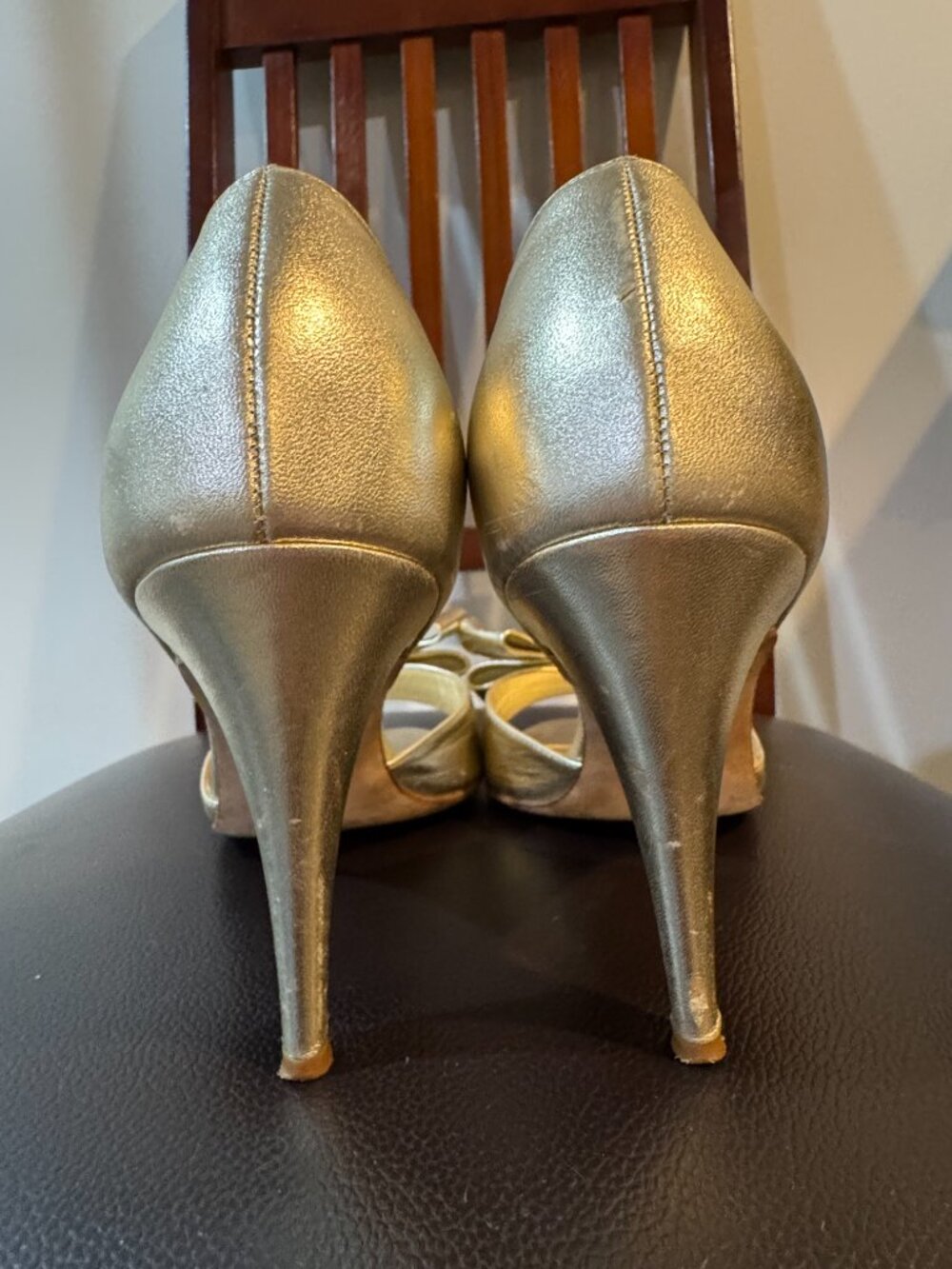 Gorgeous light gold Butter London brand heels with beautiful bows. Made in Italy - Picture 4 of 6